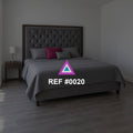 Silencio Gris. Un dormitorio en tonos grises, con cabecera capitoné y un pequeño acento rosa.