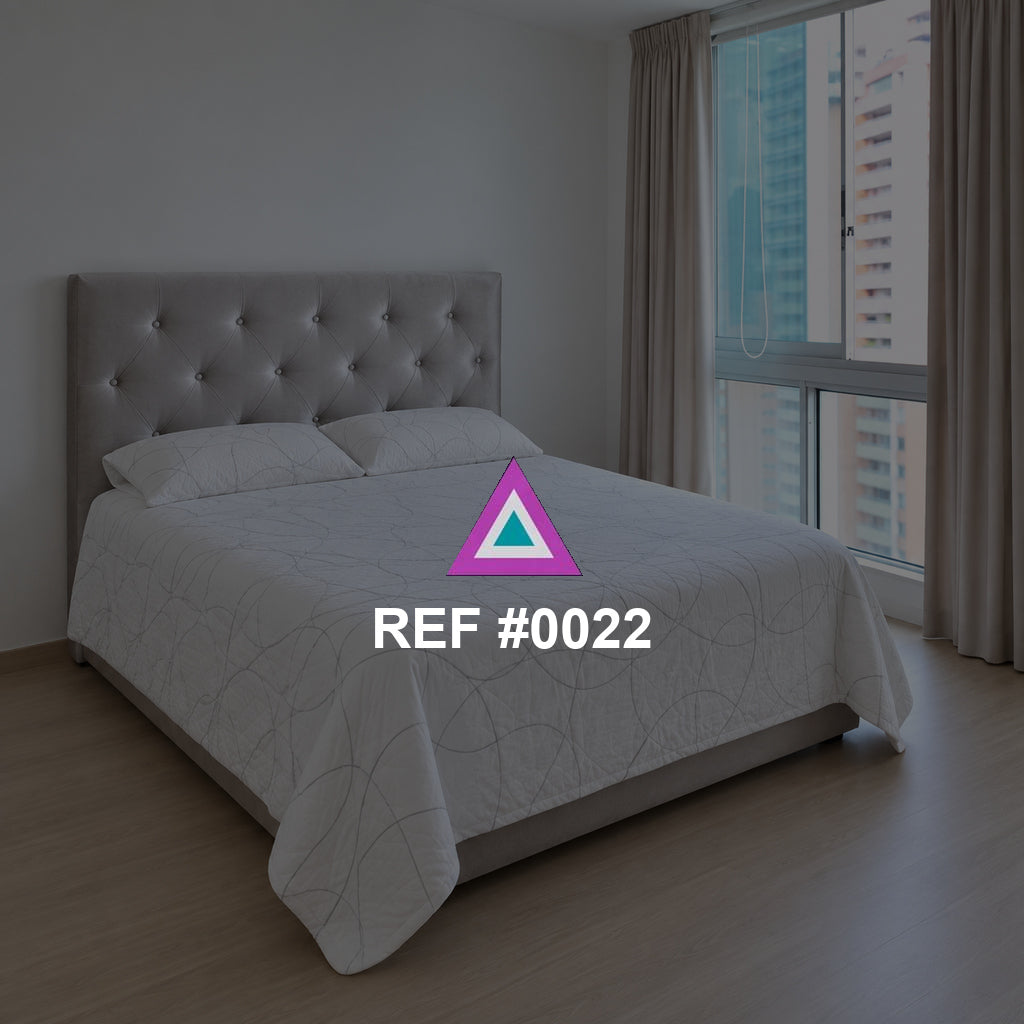 Luz de Ciudad. Una cama blanca junto a un ventanal urbano, con cabecera acolchada y piso claro.