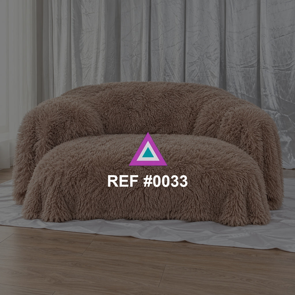 Abrazo de Arena. Un sillón de formas redondeadas y textura suave frente a cortinas claras.