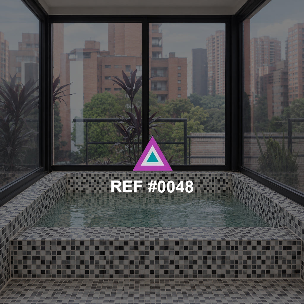 Mosaico Urbano. Una piscina interior revestida de pequeños mosaicos, rodeada de ventanales hacia la ciudad.
