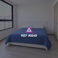 Azul junto a la Ventana. Una cama azul en un dormitorio luminoso, junto a una gran ventana.