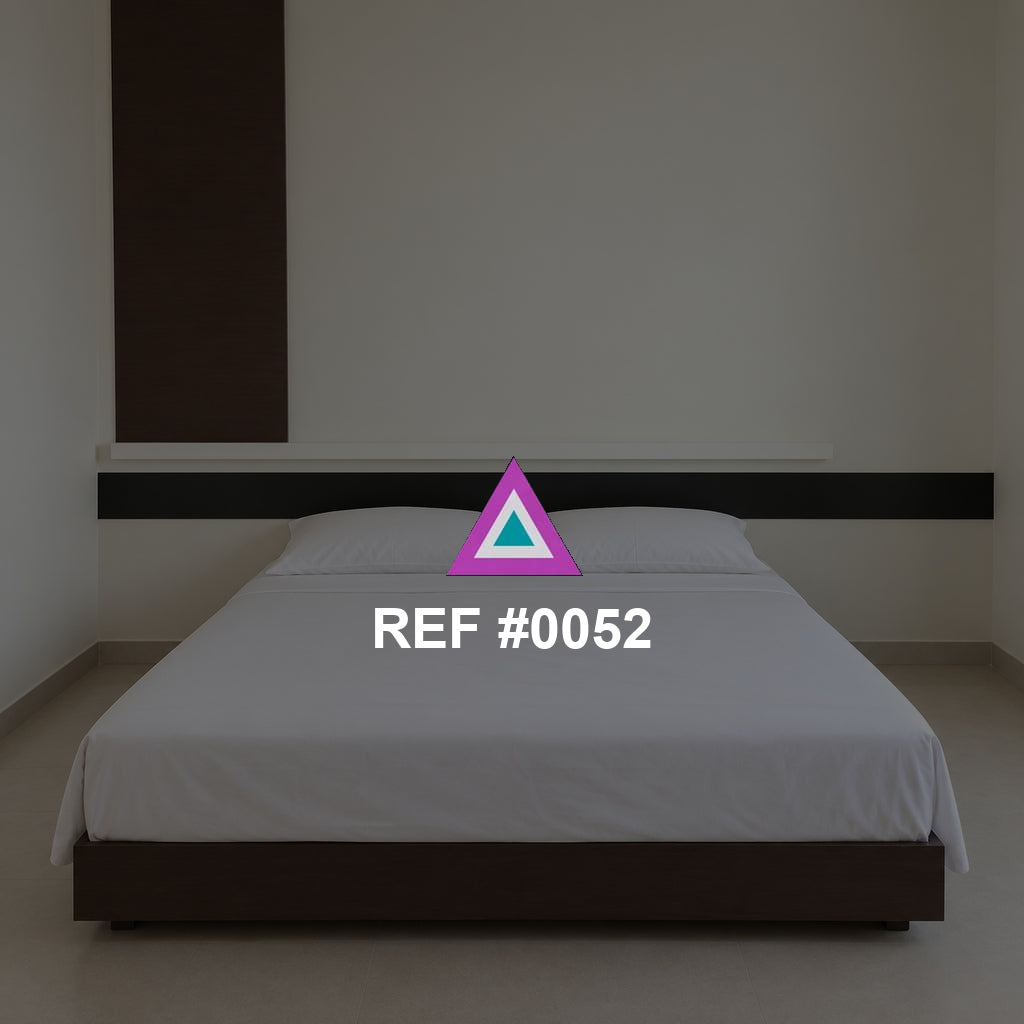 Línea Serena. Una cama blanca y baja bajo una franja oscura que recorre la pared.