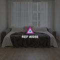 Mañana de Lino. Una cama de tonos naturales frente a una ventana cubierta por cortinas blancas.