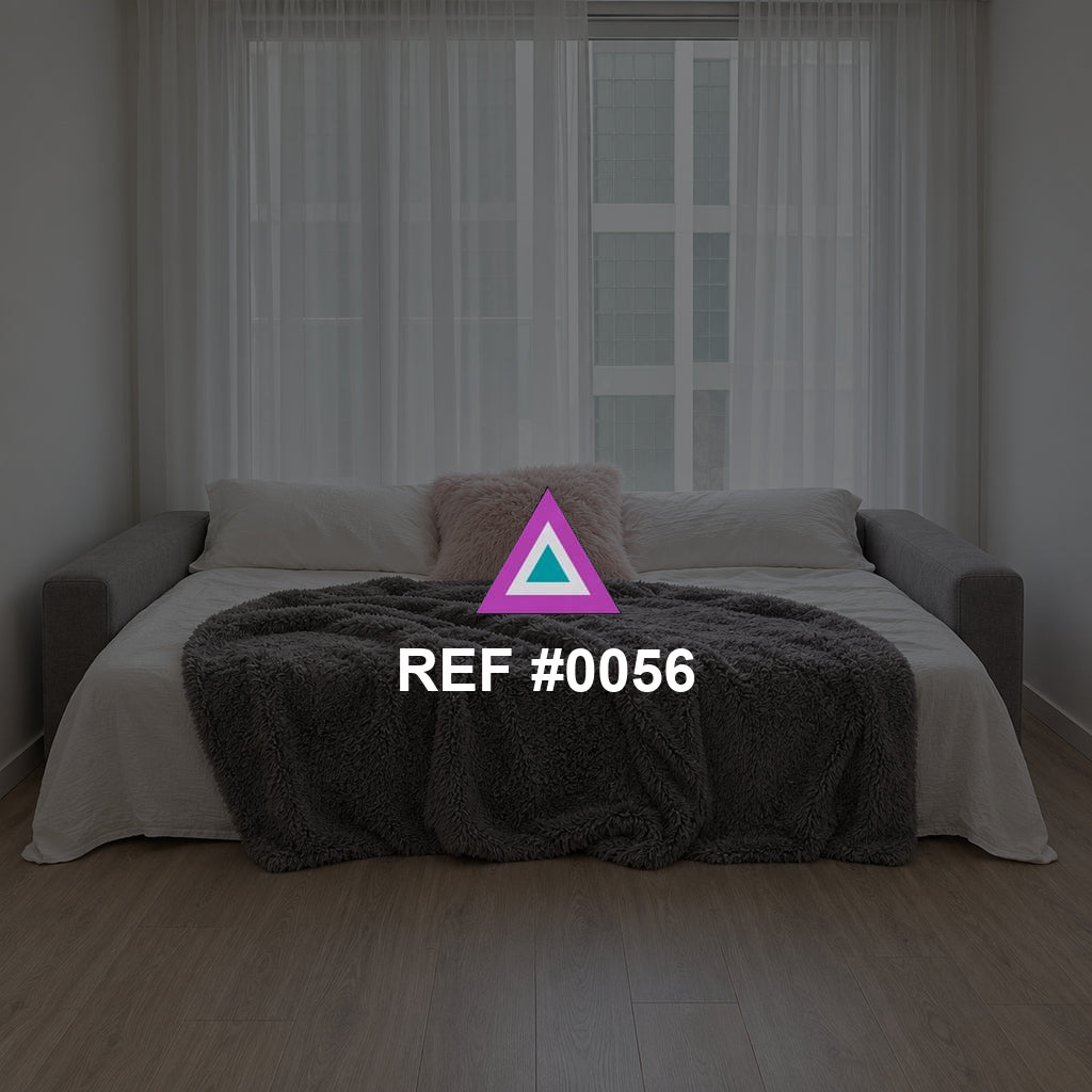 Mañana de Lino. Una cama de tonos naturales frente a una ventana cubierta por cortinas blancas.
