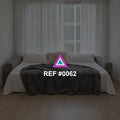 Mañana de Lino. Una cama de tonos naturales frente a una ventana cubierta por cortinas blancas.
