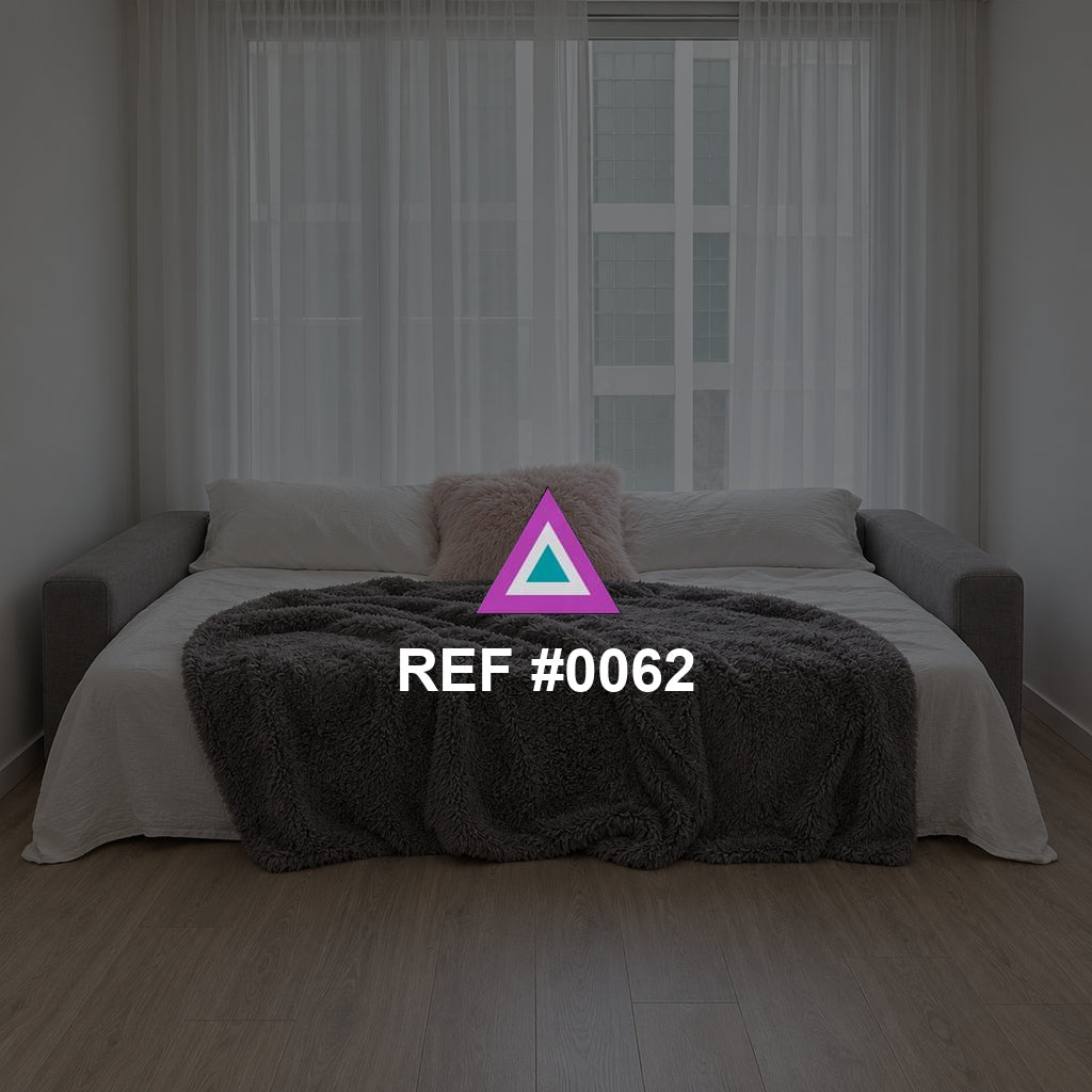 Mañana de Lino. Una cama de tonos naturales frente a una ventana cubierta por cortinas blancas.