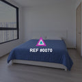 Azul junto a la Ventana. Una cama azul en un dormitorio luminoso, junto a una gran ventana.
