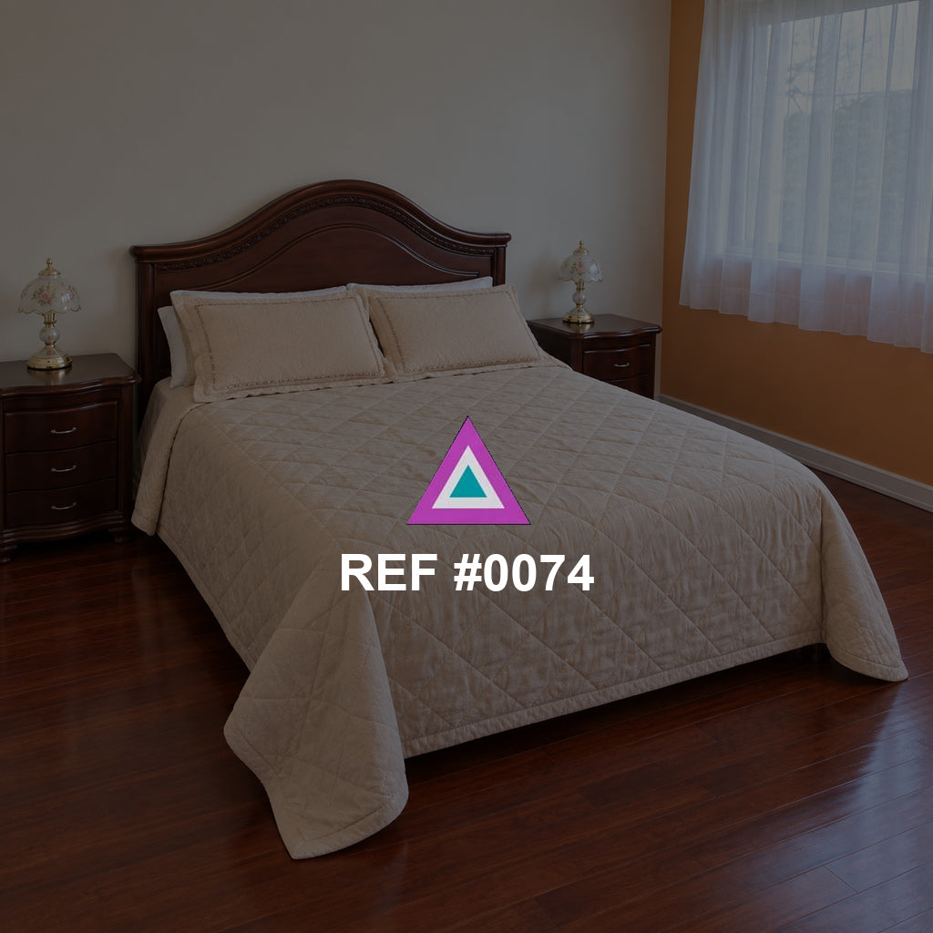 Madera y Memoria. Una cama de cabecera tallada y ropa beige sobre un piso de madera oscura.