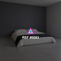 Reposo Mineral. Una cama baja vestida de blanco y gris en un espacio de paredes oscuras.