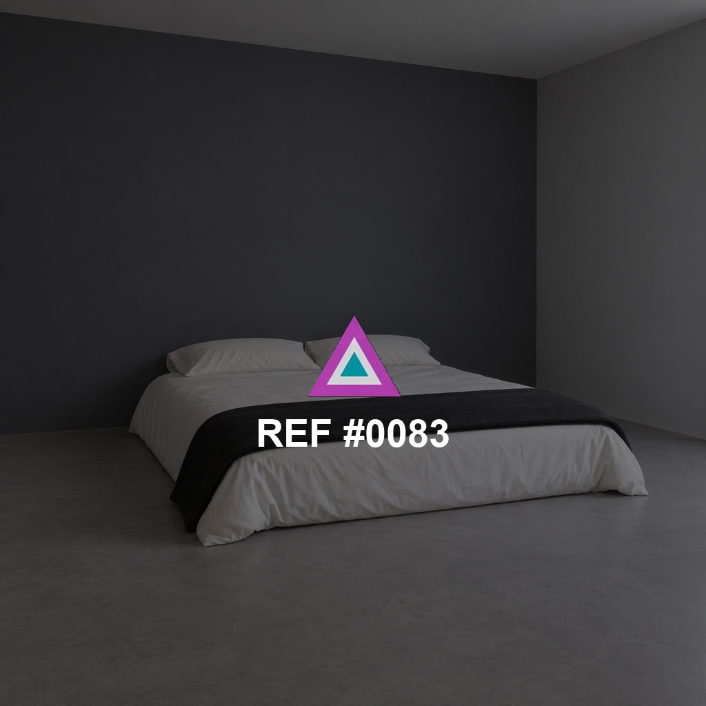 Reposo Mineral. Una cama baja vestida de blanco y gris en un espacio de paredes oscuras.