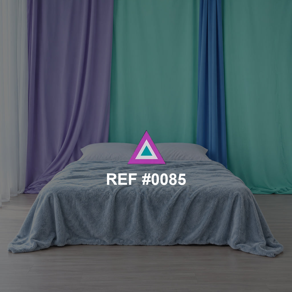 Cortinas de Menta. Una cama azul frente a cortinas que alternan tonos menta, turquesa y violeta.