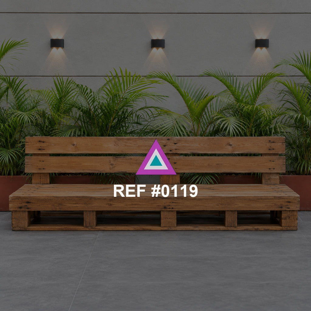 Jardín en Reposo. Una banca de madera frente a una hilera de plantas, bajo una pared de luces discretas.
