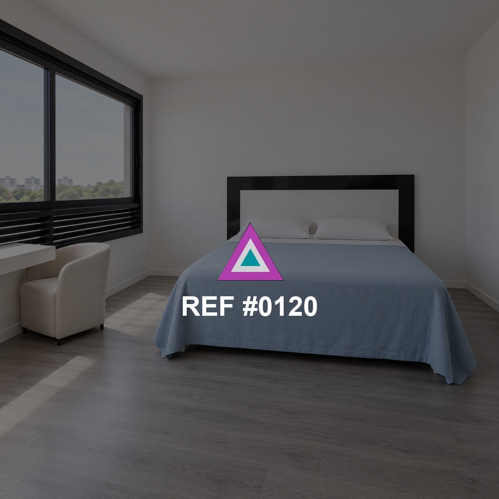 Azul en Equilibrio. Una cama azul grisácea, líneas rectas y muebles oscuros en un dormitorio blanco.