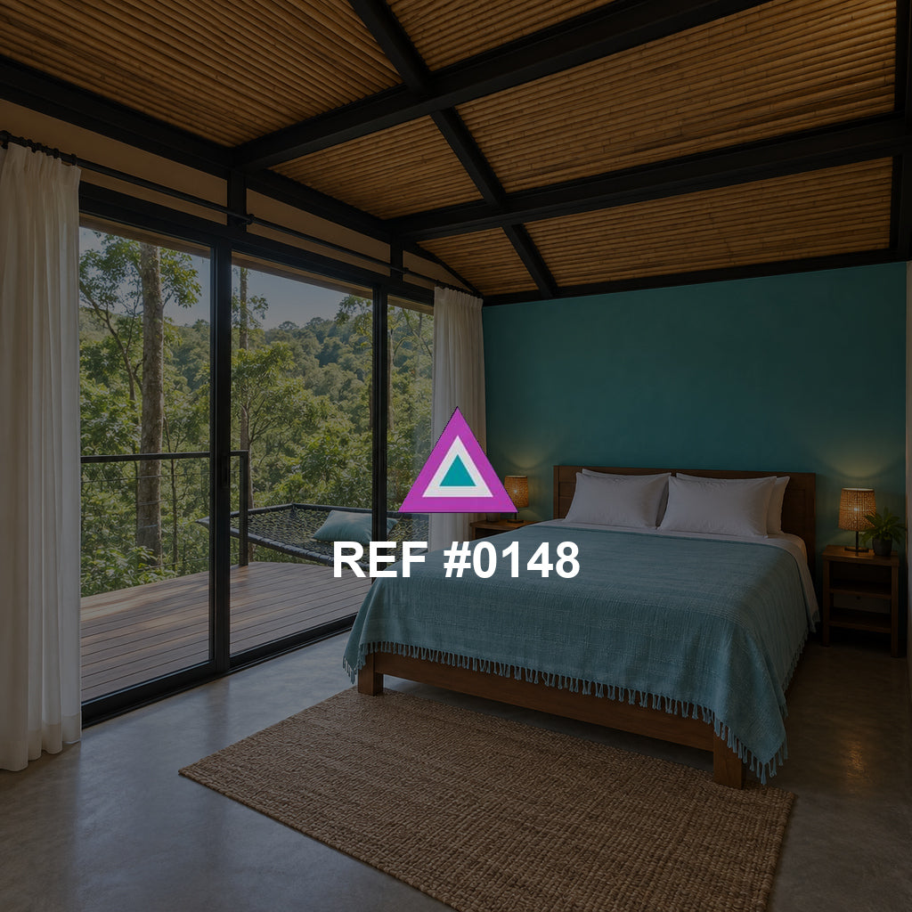 Turquesa entre Ventanas. Una cama turquesa bajo un techo de madera, junto a grandes ventanas hacia el exterior.