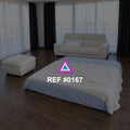 Salón de Descanso. Una cama baja y un sofá blanco conviven en una estancia amplia de cortinas claras.