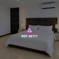 Madera en Blanco. Una cama blanca de cabecera oscura en un dormitorio luminoso con cortinas claras.