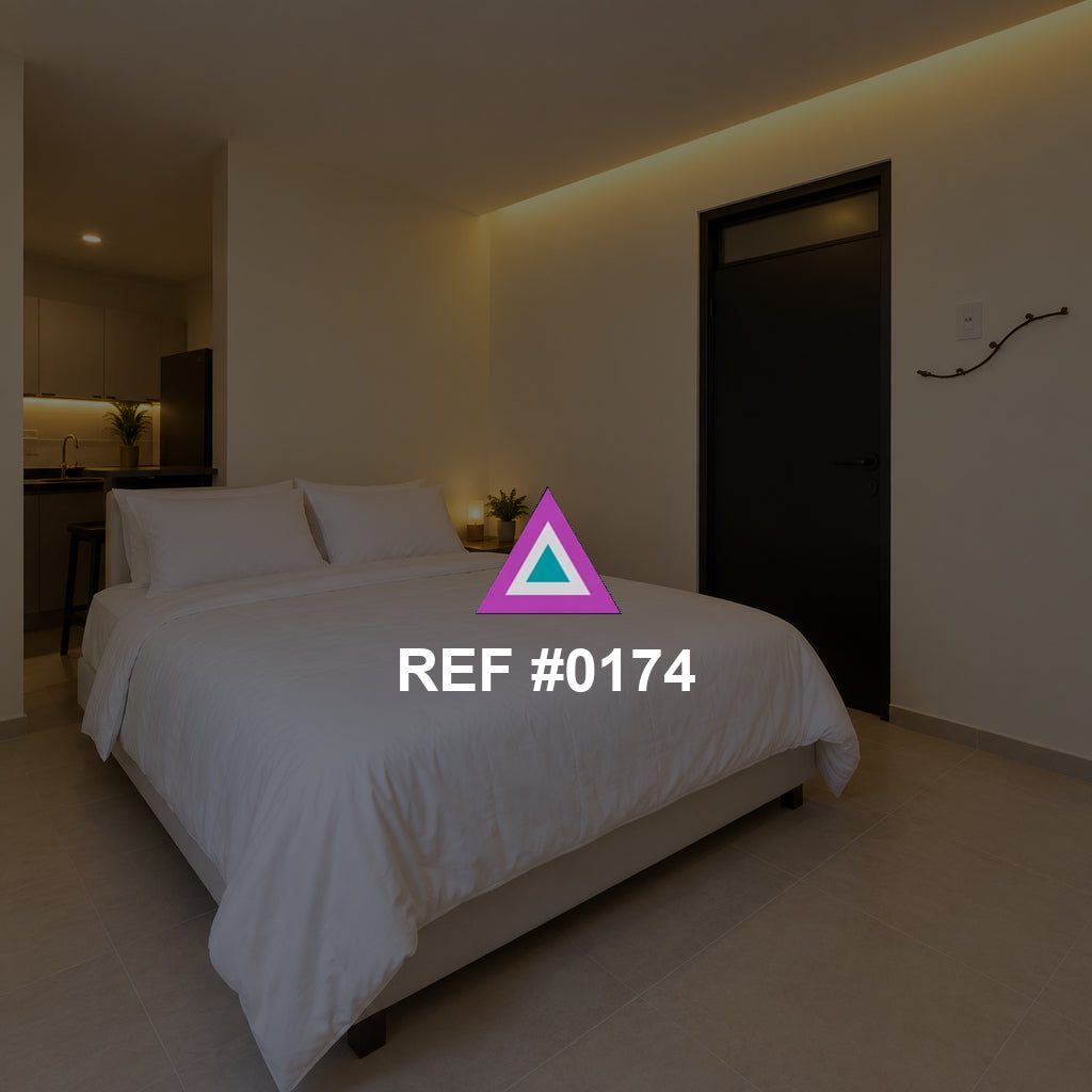 Resplandor de Noche. Una cama blanca bajo una línea de luz cálida que recorre la pared.