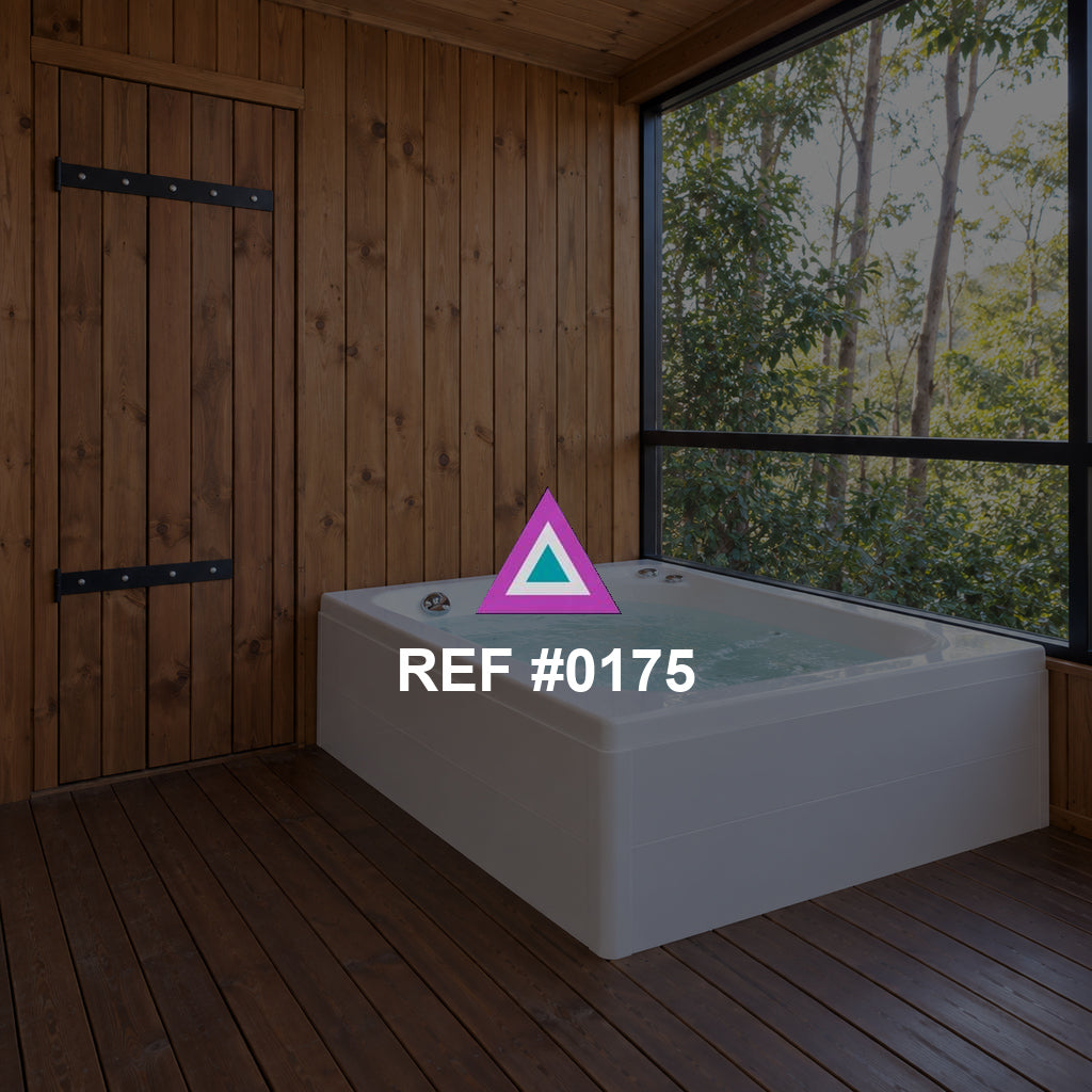 Agua en la Cabaña. Una bañera blanca rodeada de madera y una ventana que deja ver los árboles.