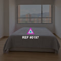Ciudad en Reposo. Una cama gris junto a una ventana amplia que muestra edificios de la ciudad.