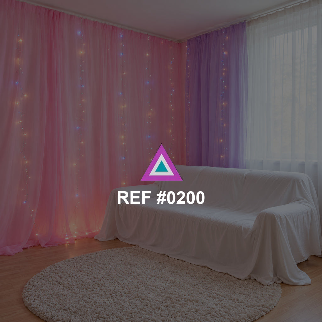 Rosa en Suspenso. Un sofá claro entre cortinas rosadas y guirnaldas de pequeñas luces.