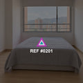 Ciudad en Reposo. Una cama gris junto a una ventana amplia que muestra edificios de la ciudad.