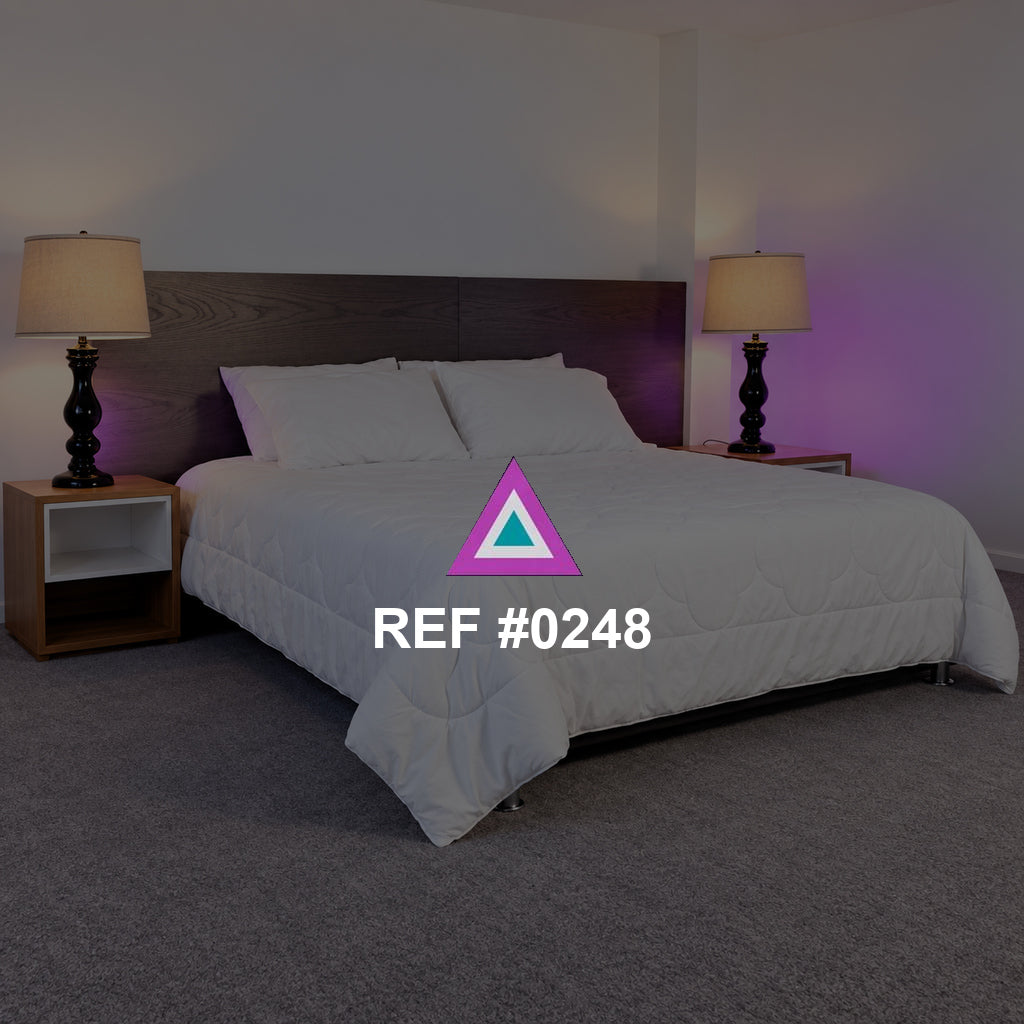 Dos Luces en Calma. Una cama blanca entre dos lámparas altas y un suave reflejo violeta en la pared.