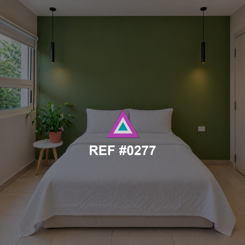 Verde en Silencio. Una cama blanca bajo una pared verde, con lámparas suspendidas y plantas.