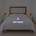 Luz sobre Rosado. Una cama rosada de cabecera de madera entre pequeños muebles claros.