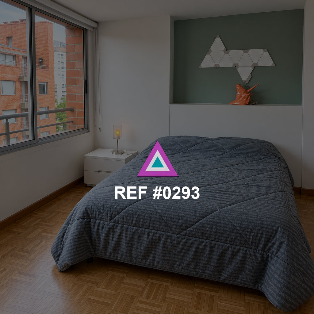 Geometría Azul. Una cama azul grisácea bajo un nicho verde y una figura geométrica blanca.