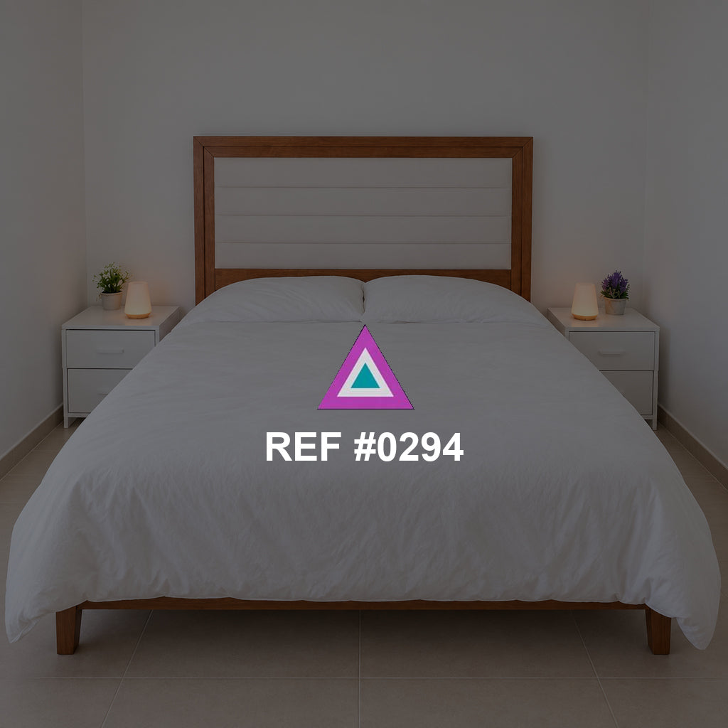Luz sobre Rosado. Una cama rosada de cabecera de madera entre pequeños muebles claros.