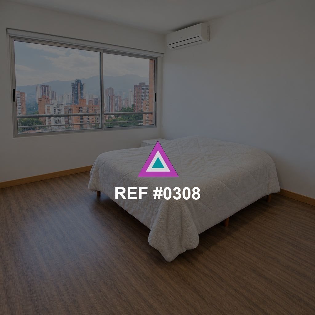 Marfil y Horizonte. Una cama de tono marfil junto a una ventana urbana, en un dormitorio de madera clara.