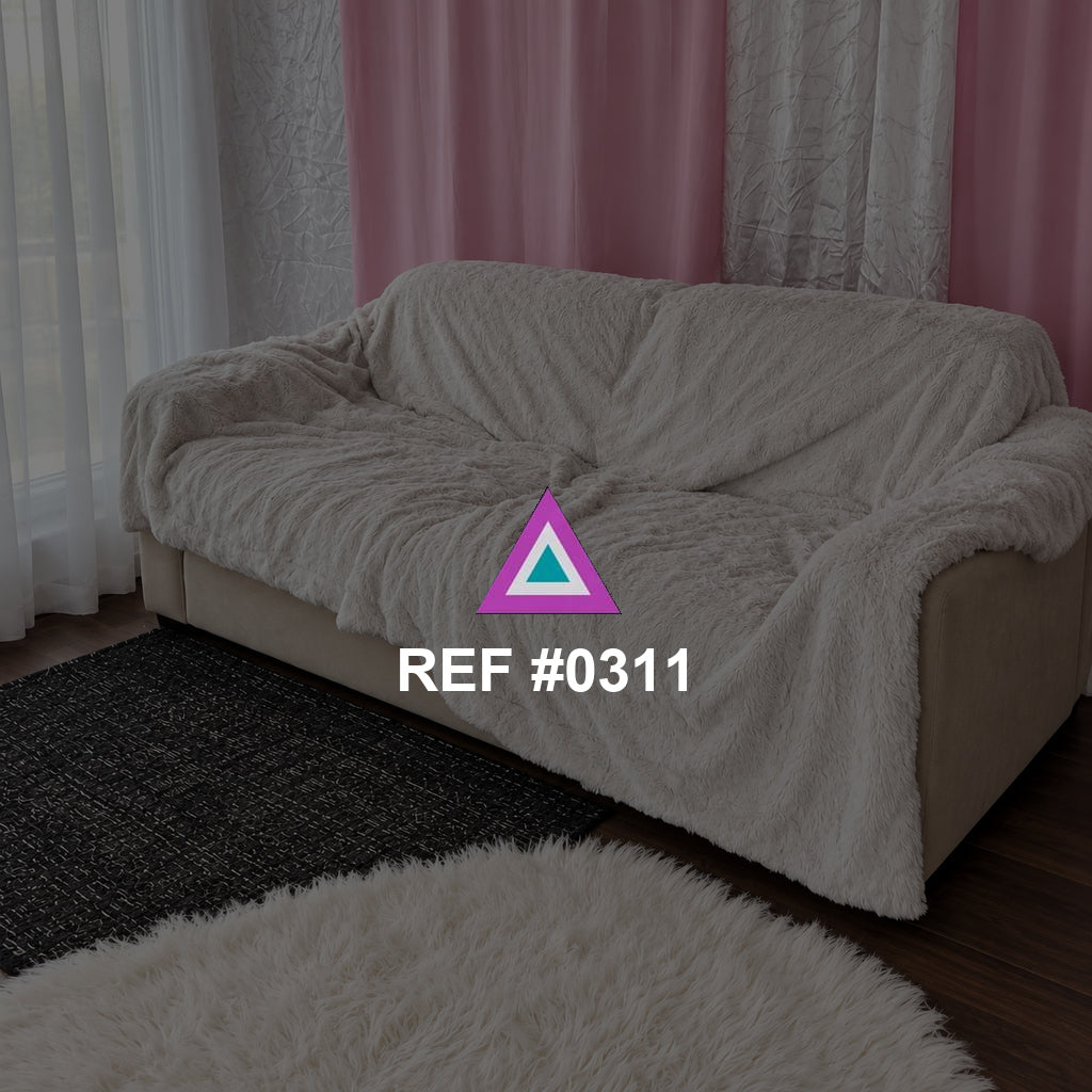 Pliegues de Rosa. Un sofá cubierto con tela clara frente a cortinas rosas y alfombras en blanco y negro.