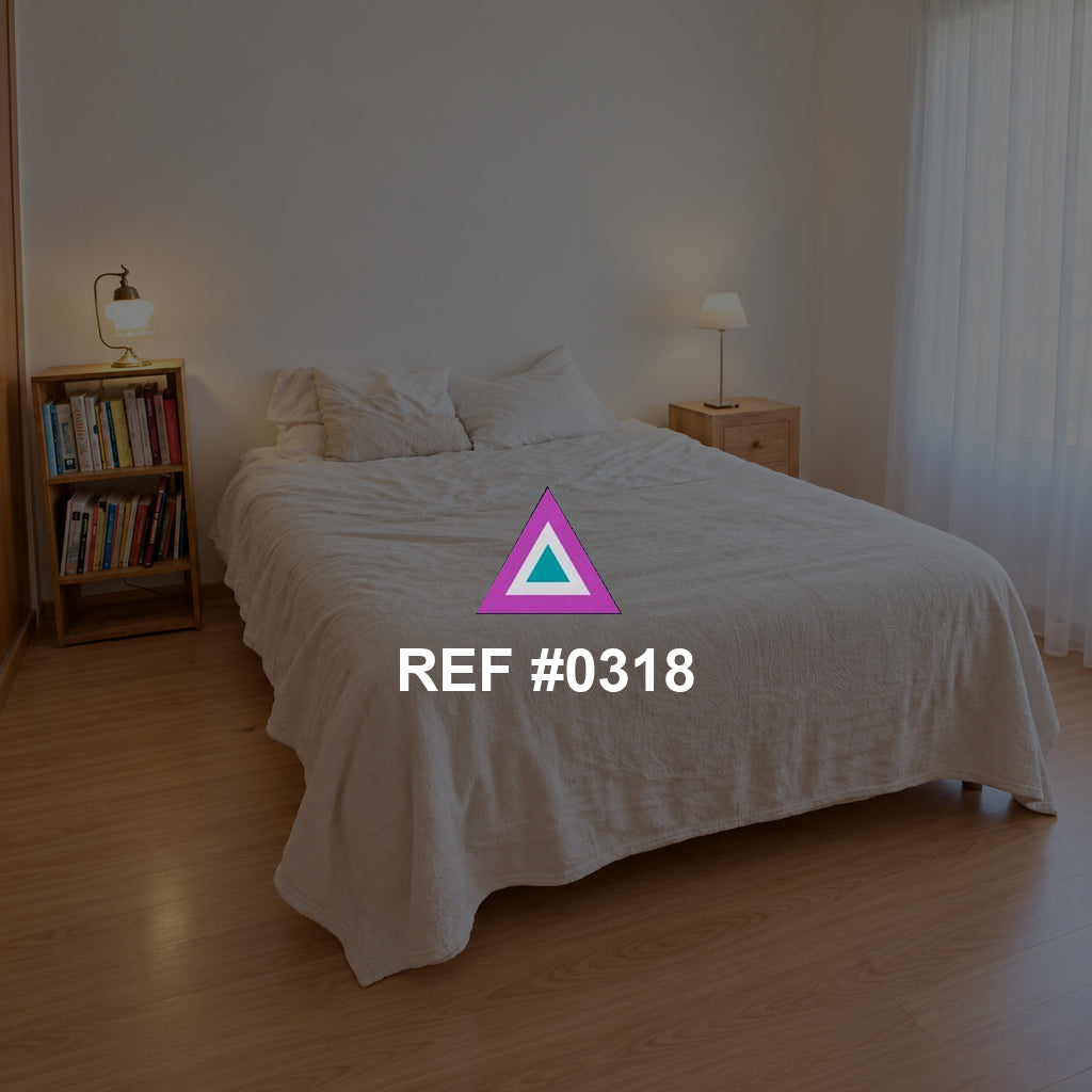 Madera en Flor. Una cama clara con una planta y muebles de madera, iluminada desde el lateral.