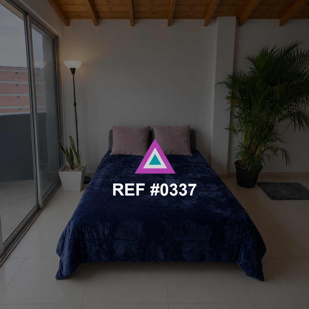 Calma Azul. Una cama azul profundo bajo un techo de madera, acompañada por plantas y un gran ventanal.