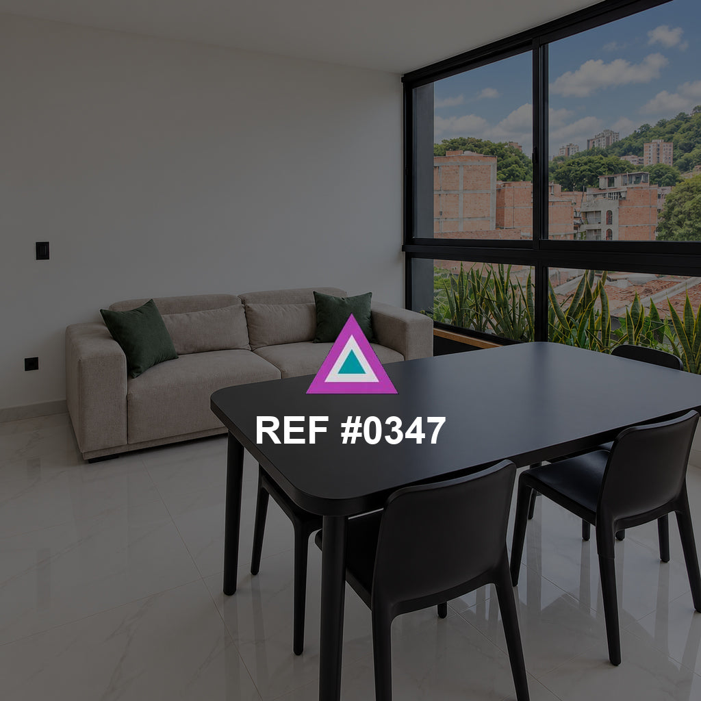 Mesa junto al Cielo. Una mesa oscura y sillas claras junto a grandes ventanas con vista a la ciudad y las montañas.