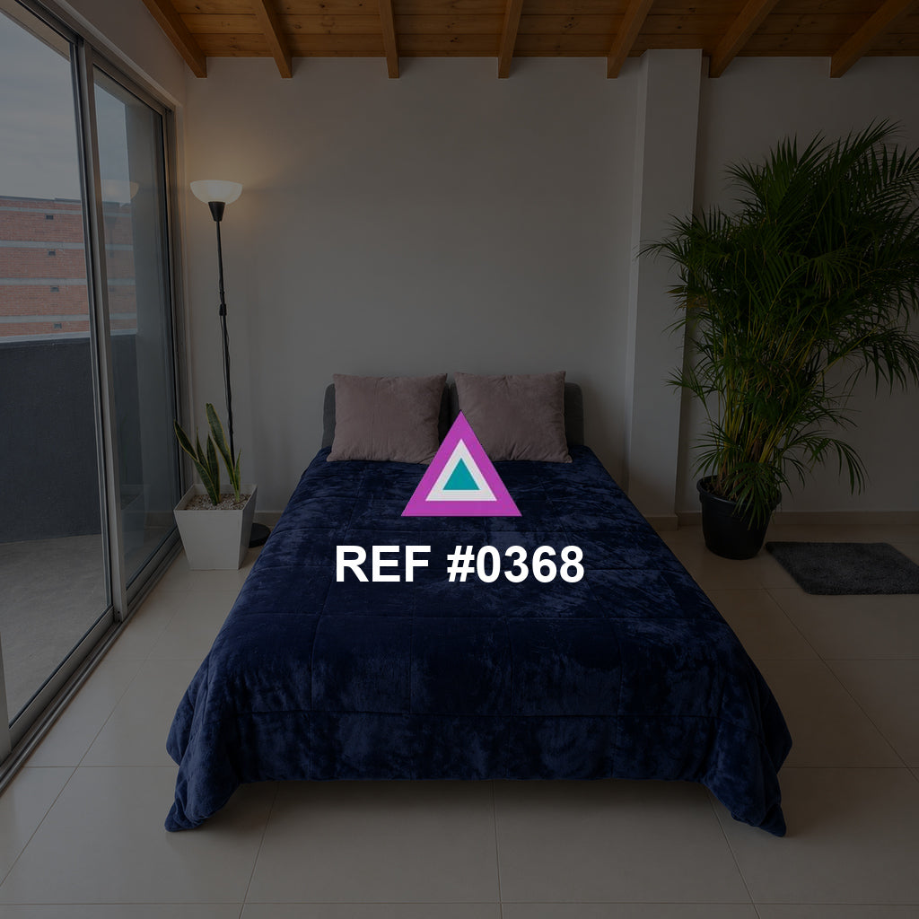 Calma Azul. Una cama azul profundo bajo un techo de madera, acompañada por plantas y un gran ventanal.