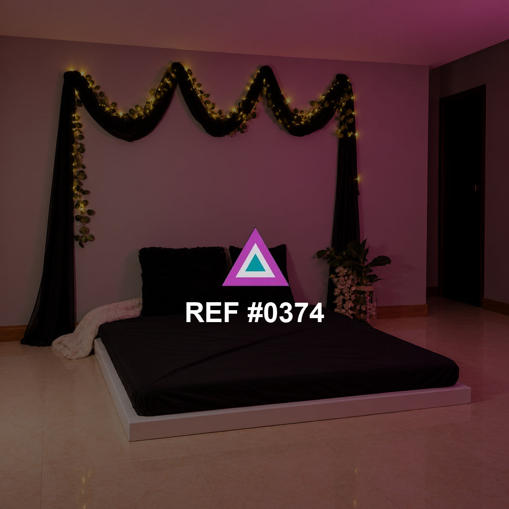 Rosa Nocturno. Una cama oscura en una habitación de luz rosa, con guirnaldas sobre la cabecera.