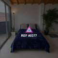 Calma Azul. Una cama azul profundo bajo un techo de madera, acompañada por plantas y un gran ventanal.