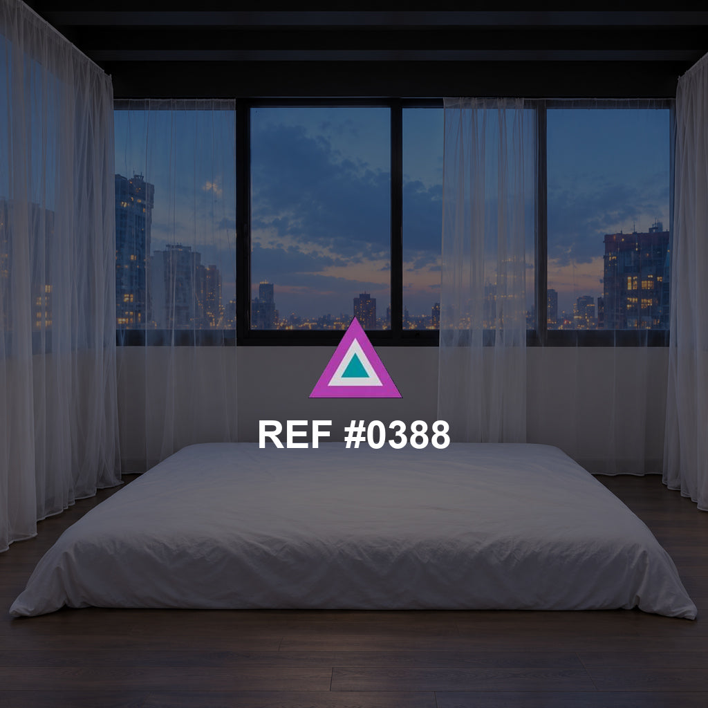 Ciudad al Crepúsculo. Una cama clara frente a grandes ventanas que muestran la ciudad al caer la tarde.