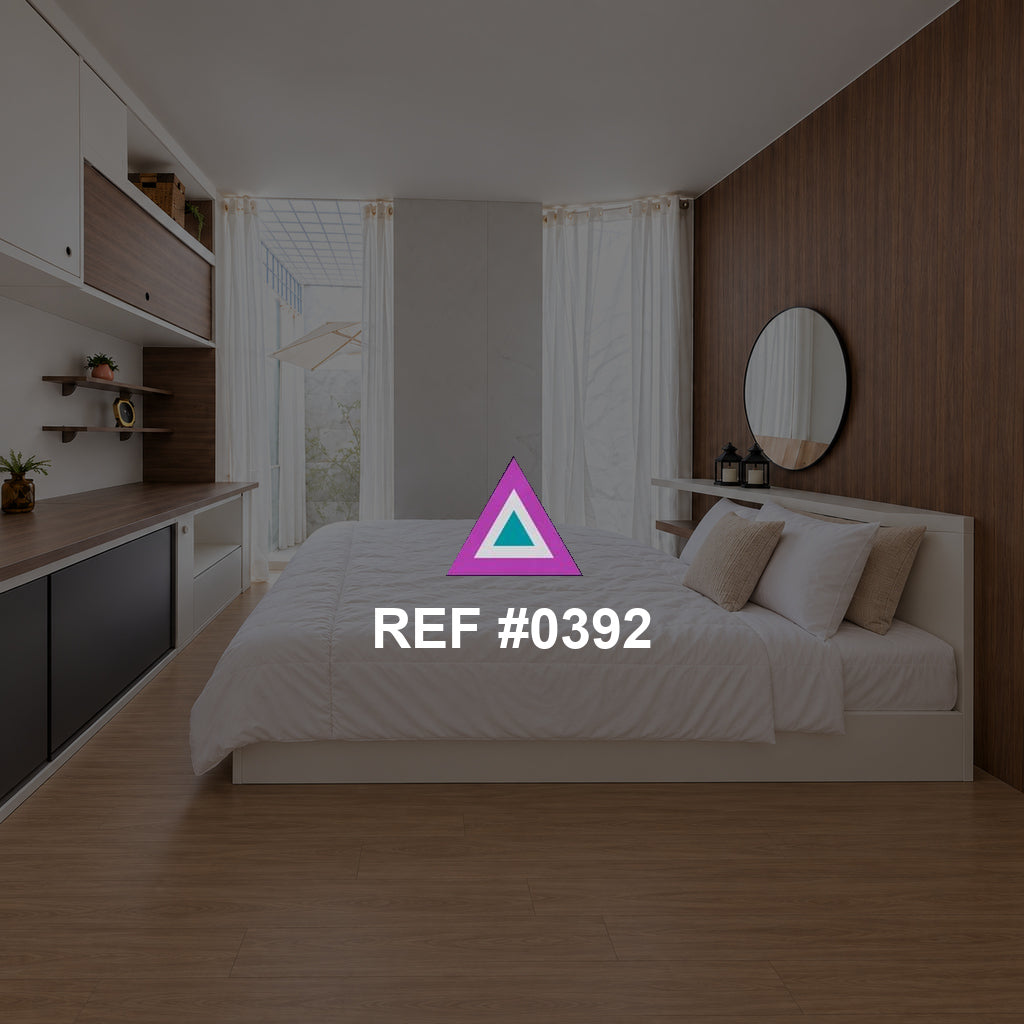 Espejo de Mañana. Una cama clara junto a un tocador, un espejo redondo y revestimientos de madera.
