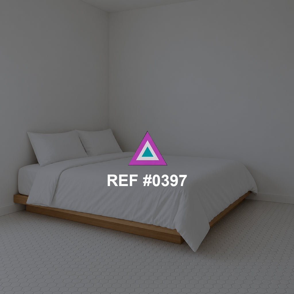 Blanco Esencial. Una cama baja y blanca en una habitación sencilla de paredes claras.