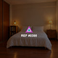 Ámbar en Reposo. Una cama clara en una habitación de luz ámbar, con muebles de madera y una lámpara encendida.