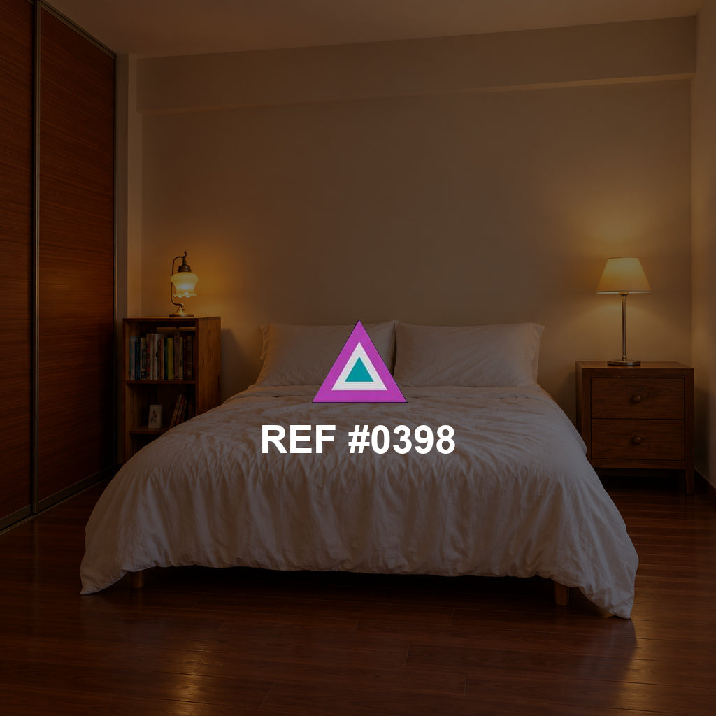 Ámbar en Reposo. Una cama clara en una habitación de luz ámbar, con muebles de madera y una lámpara encendida.