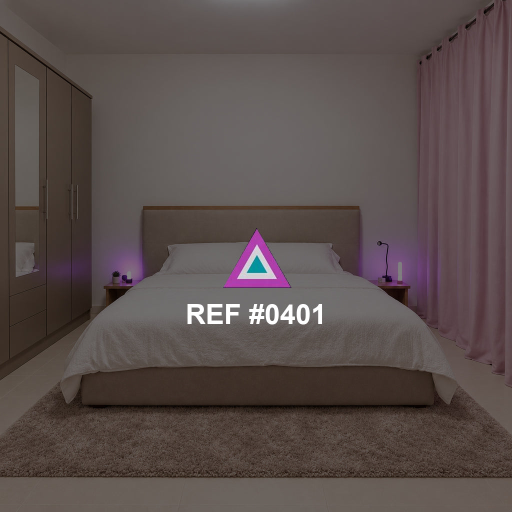 Rosa de Mañana. Una cama clara junto a cortinas rosadas y una pequeña lámpara.