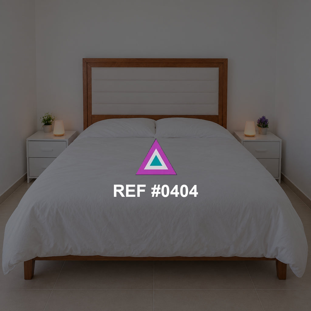 Luz sobre Rosado. Una cama rosada de cabecera de madera entre pequeños muebles claros.
